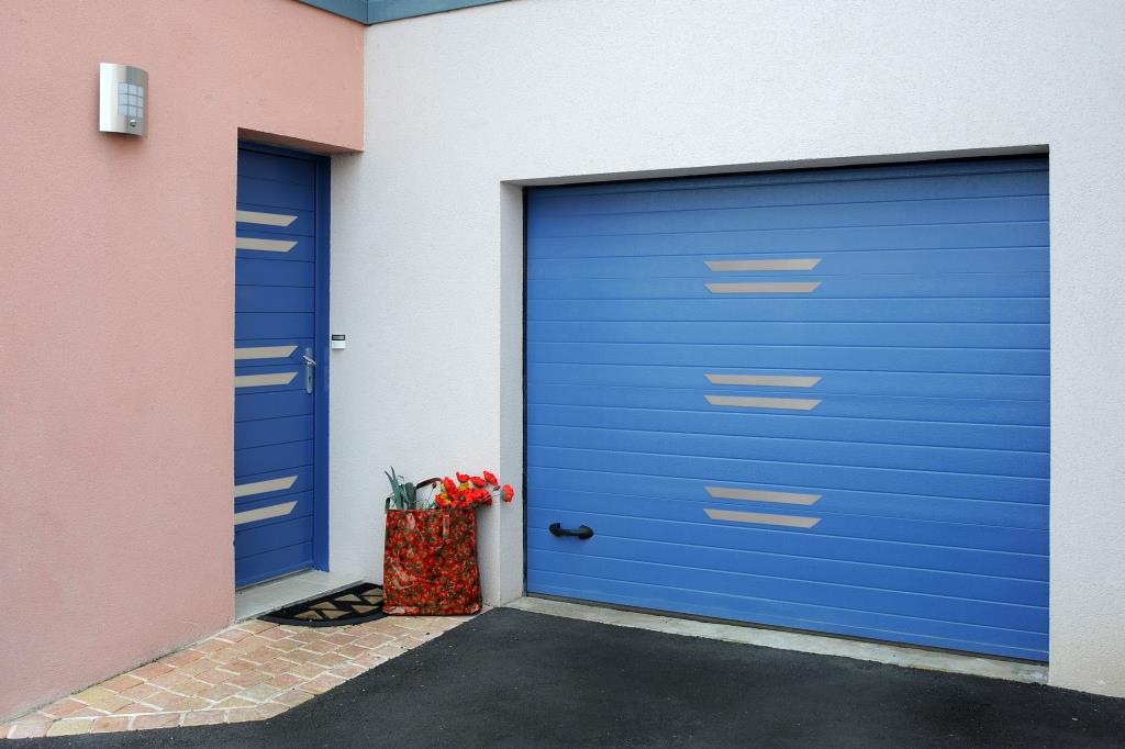 Une porte de garage bleue sur-mesure en aluminium made in France