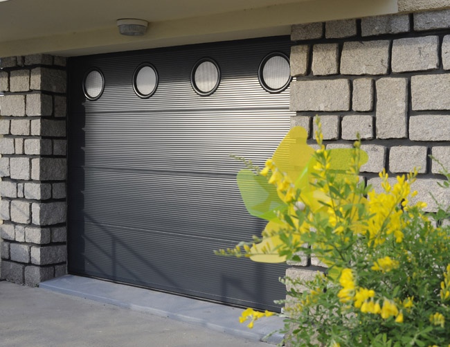 Comment sécuriser ma porte de garage ? - France Fermetures