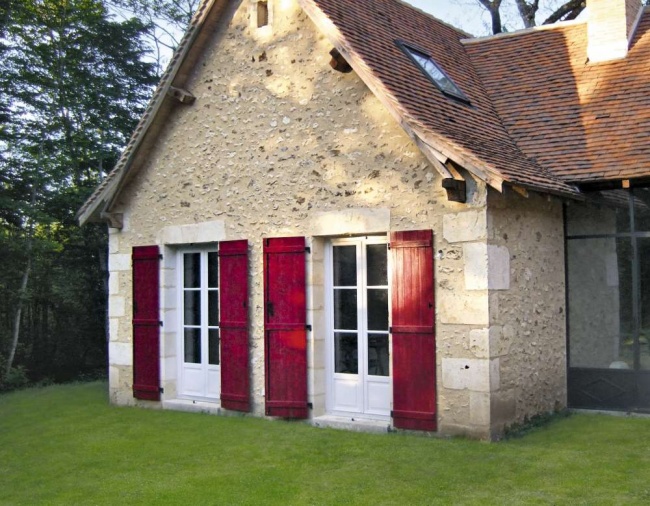 Volets battants rouges pour porte fenêtre par France Fermetures